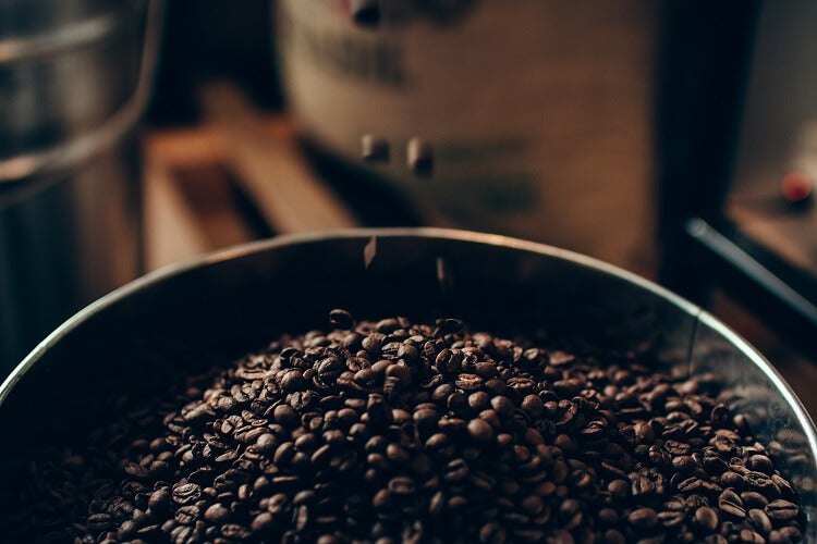 balde de metal com café torrado