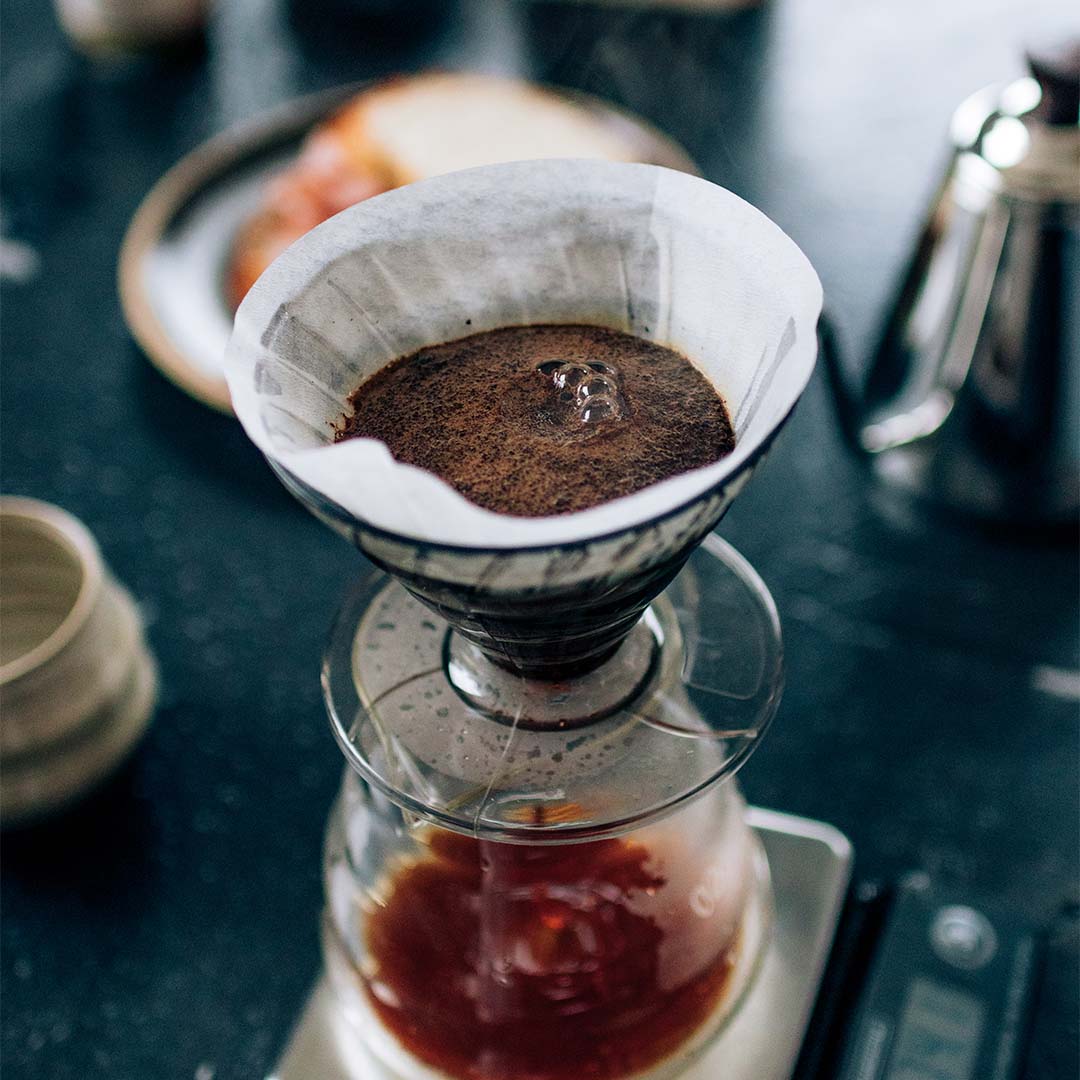 Café sendo passado em jarra de vidro