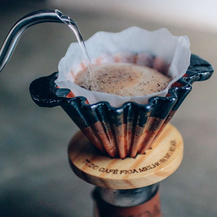 Café sendo preparado em Koar de porcelana