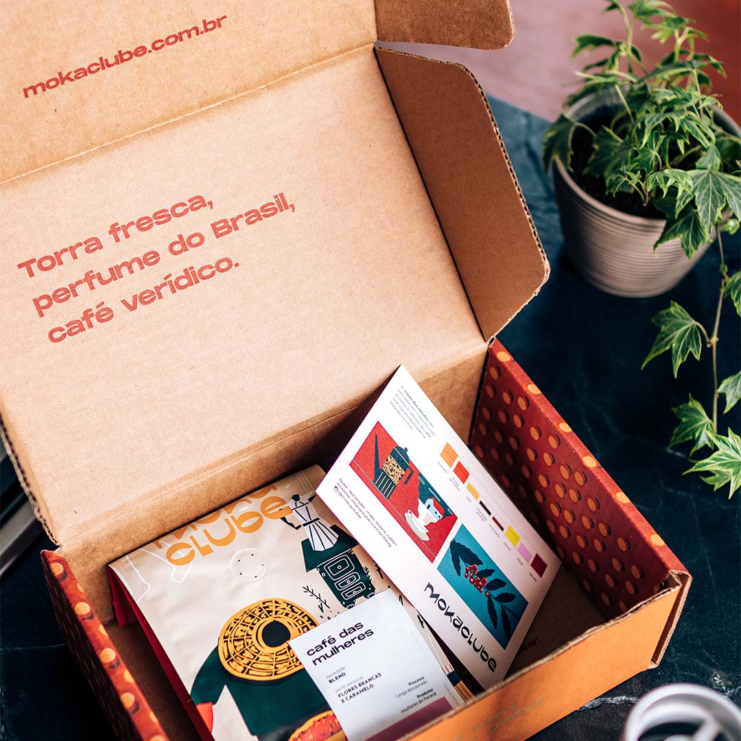 caixa assinatura de café com pacote e postal