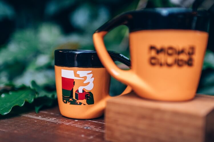 canecas laranja com preto