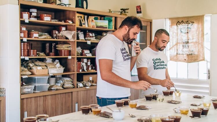 Dois homens fazendo prova de café cupping