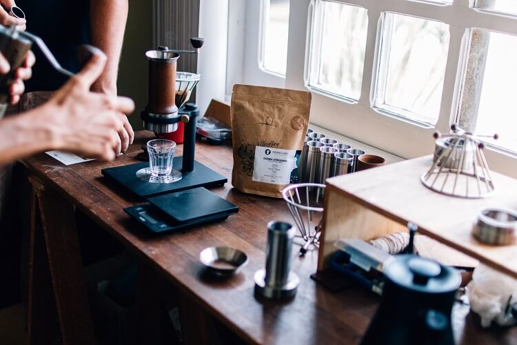 equipamentos de café em cima de mesa com janela