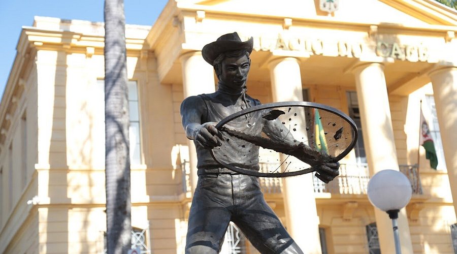 Estátua homem peneirando café
