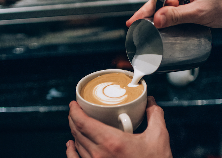 latte art sendo preparado em xícara branca