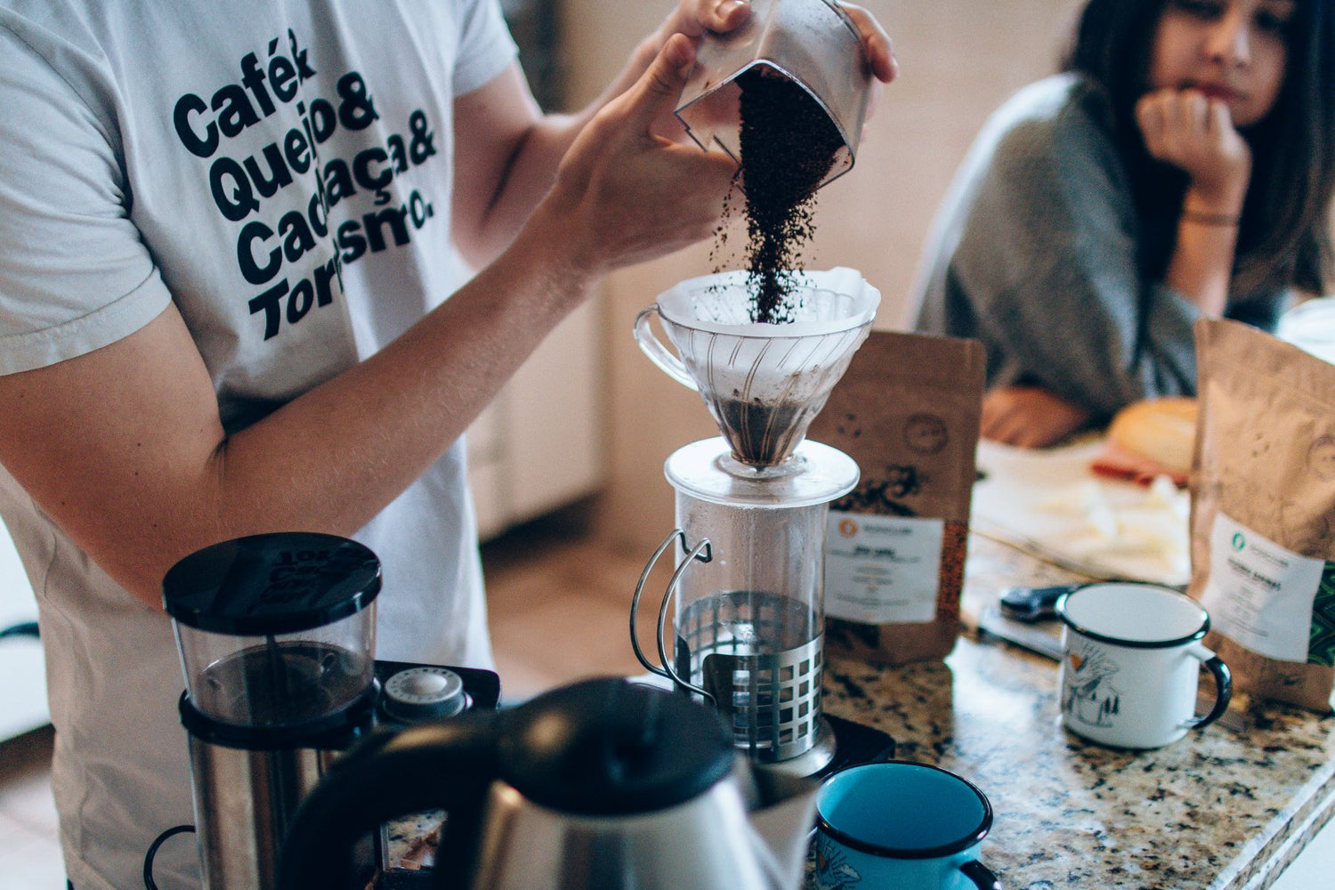 pó de café sendo jogado no filtro para extração