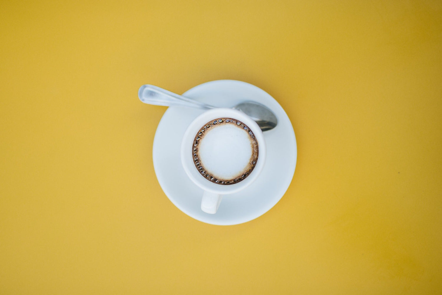 xícara de café com leite vaporizado vista de cima