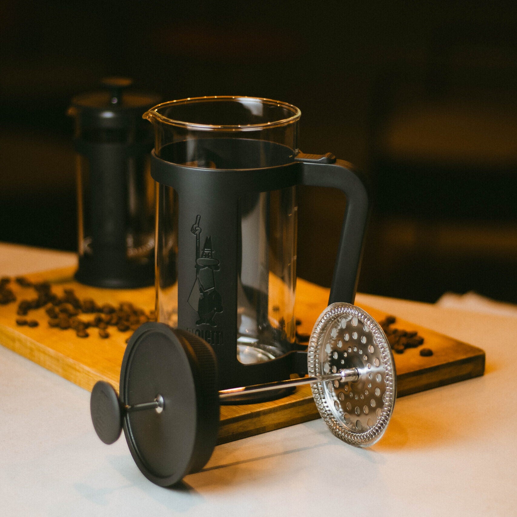 Prensa francesa smart da Bialetti e grãos de café