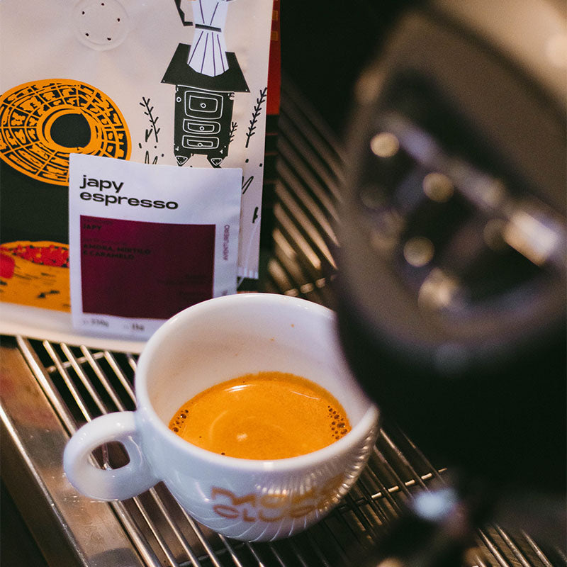 Pacote de café Japy espresso e xicara com café