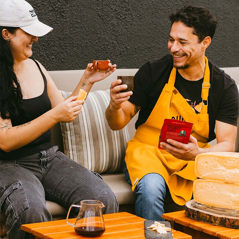 Pessoas brindando com café acompanhado de queijos