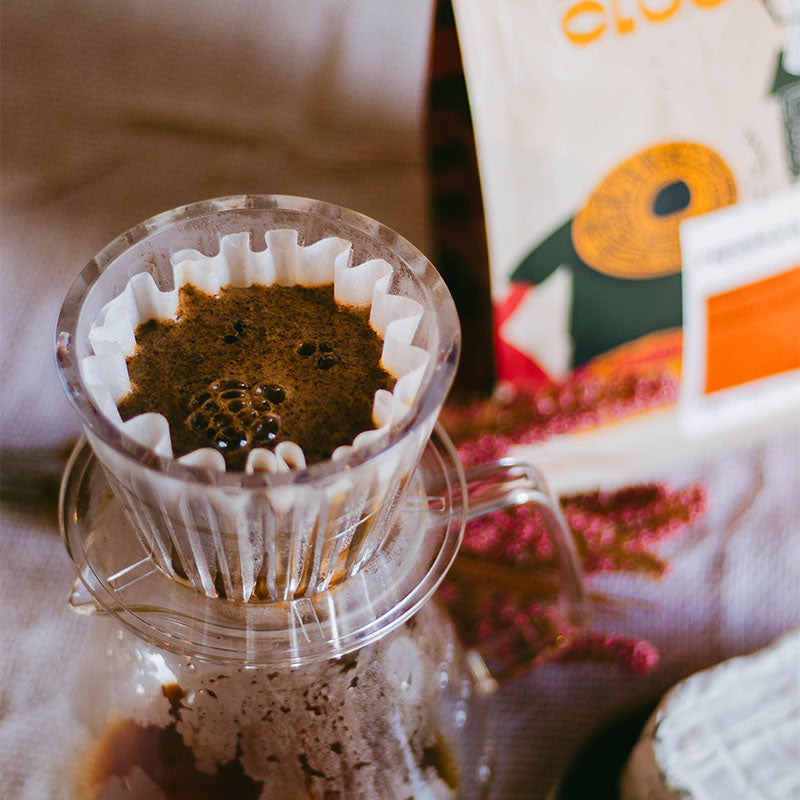 Café sendo coado em filtro de papel