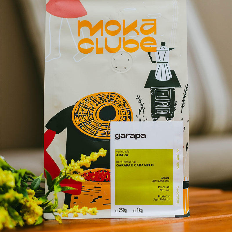 Pacote de café garapa moka clube e ramo de flor