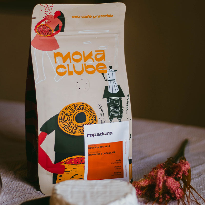 Pacote de café rapadura a frente um queijo