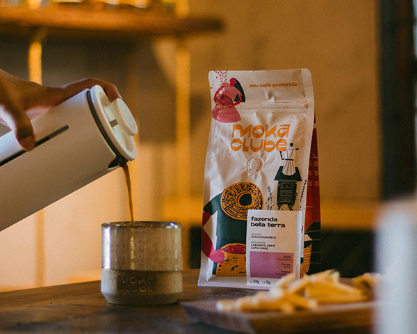 Café numa prensa francesa da Timemore copo de cerâmica mosca branco e um pacote de café Fazenda Bella Terra