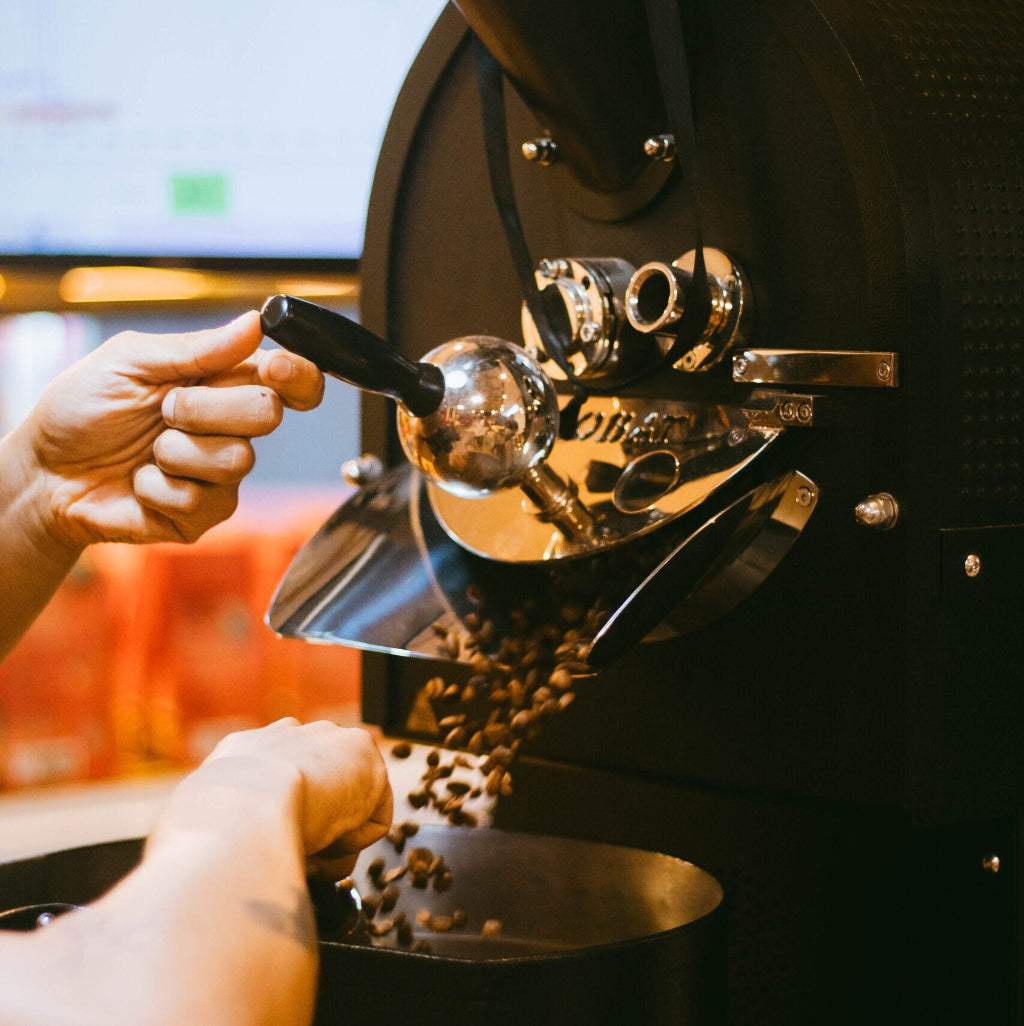 Um torrador da Probat fazendo uma torra de grãos de café