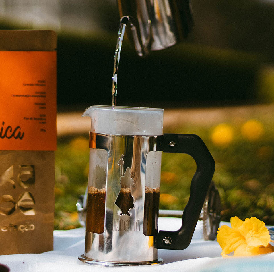 Uma prensa francesa Bieletti sendo preparada para passar o café Flor de Laranjeira