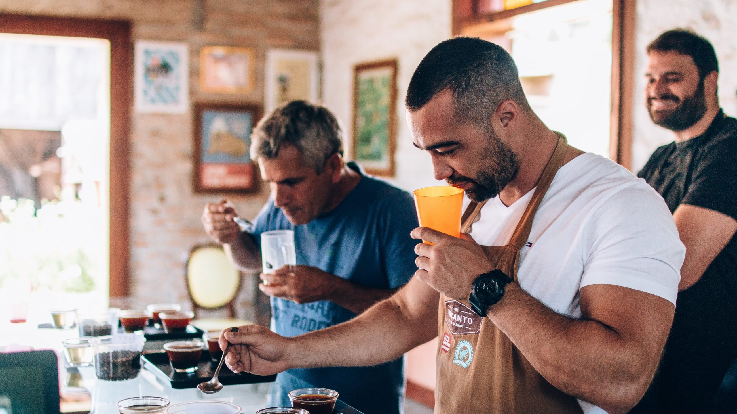 Homens degustando os melhores cafés do Brasil.