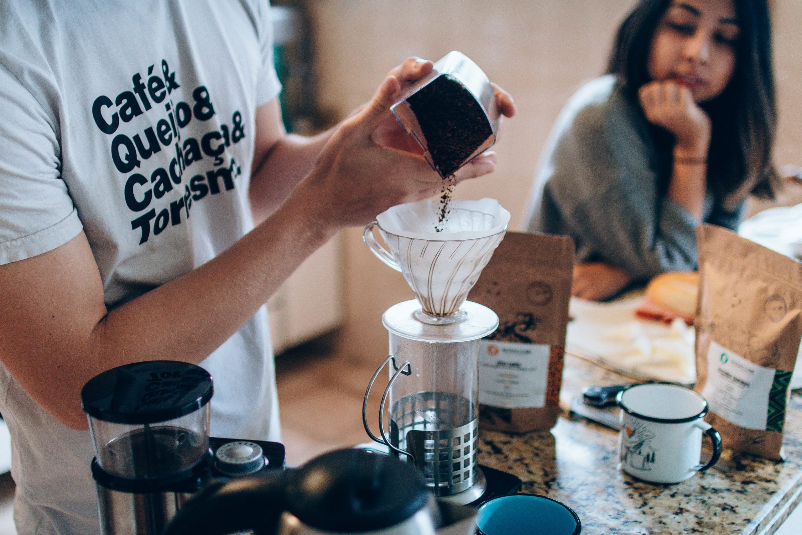 Café arábica sendo preparado na Hario V60.