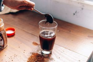 Drink com café sendo preparado com pó solúvel.