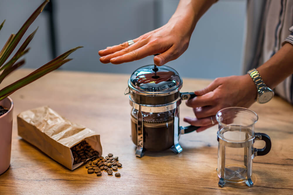 Café para prensa francesa sendo preparado.