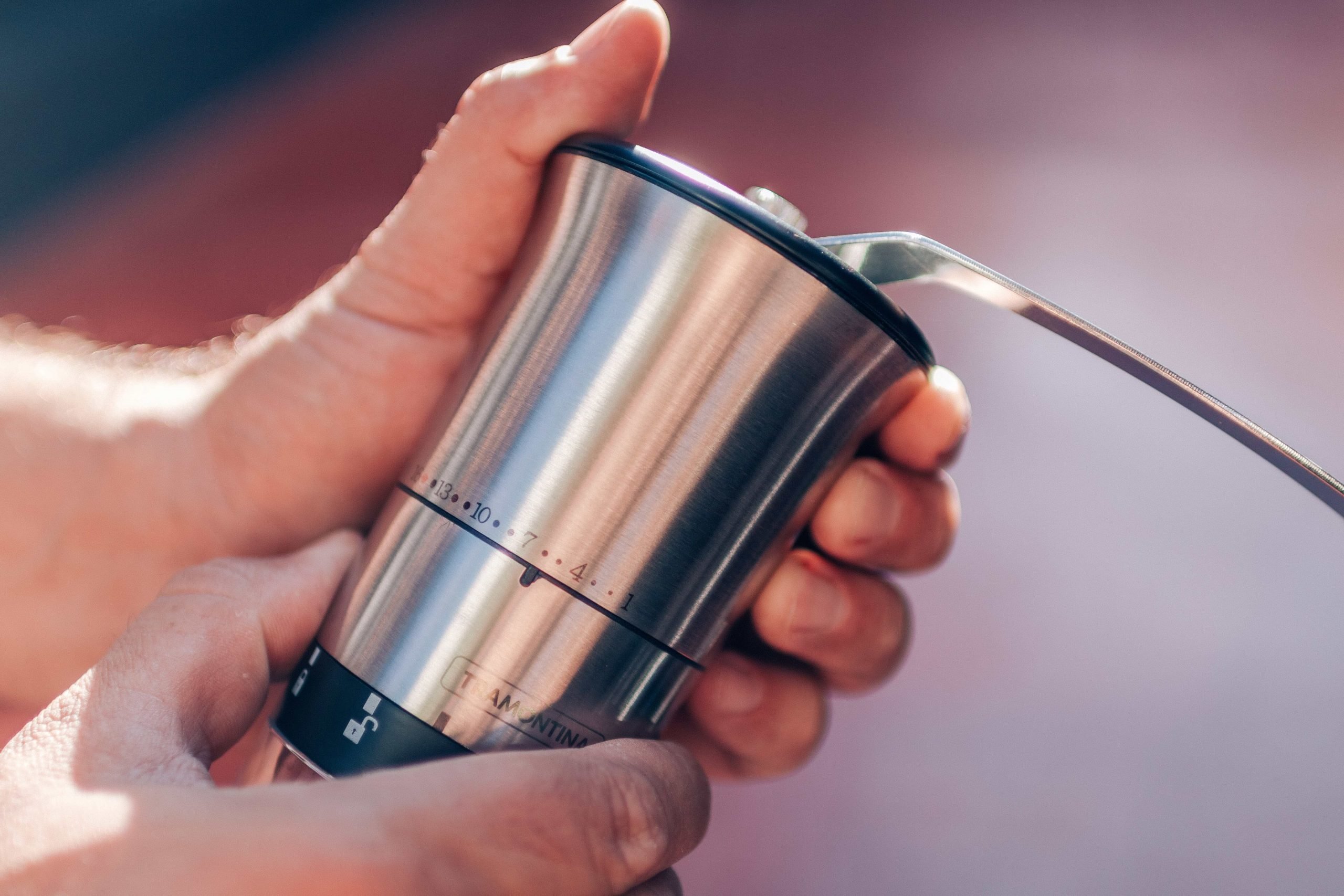 Detalhes de um dos melhores moedores de café, feito em alumínio.