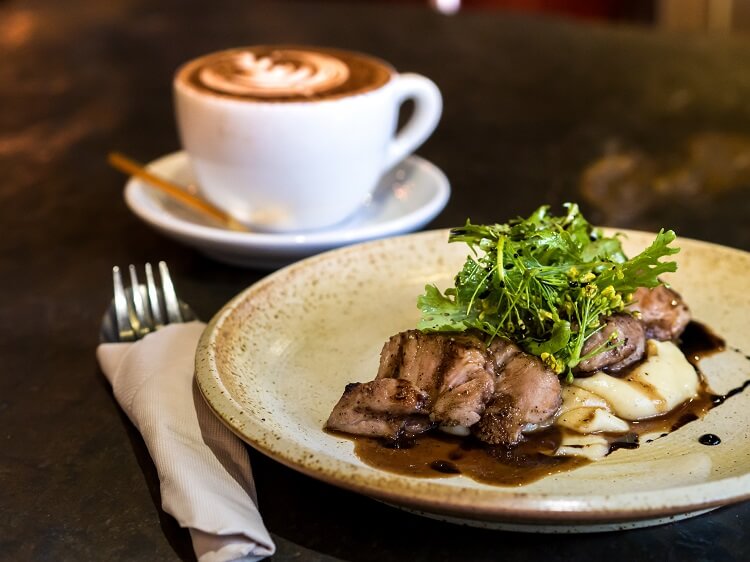 Prato com filé mignon e café.