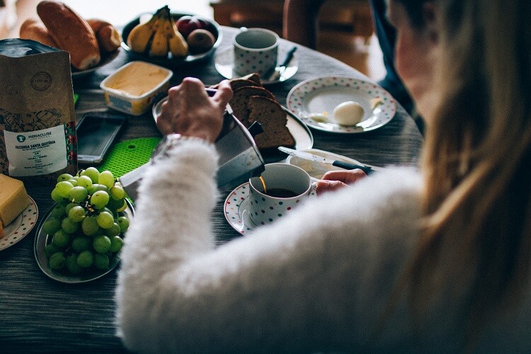 Mulher colocando café em uma xícara