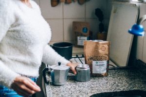 Pia de cozinha com uma cafeteira Moka e sacos de café