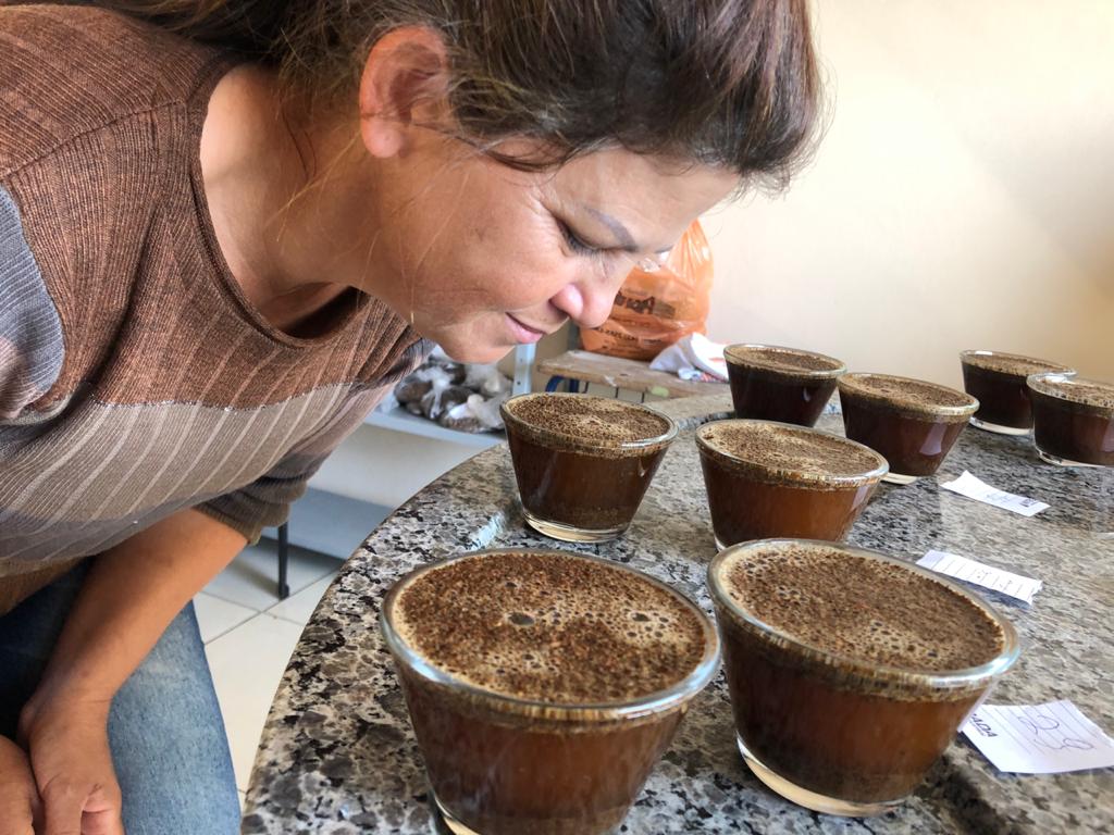 Maristela fazendo cupping