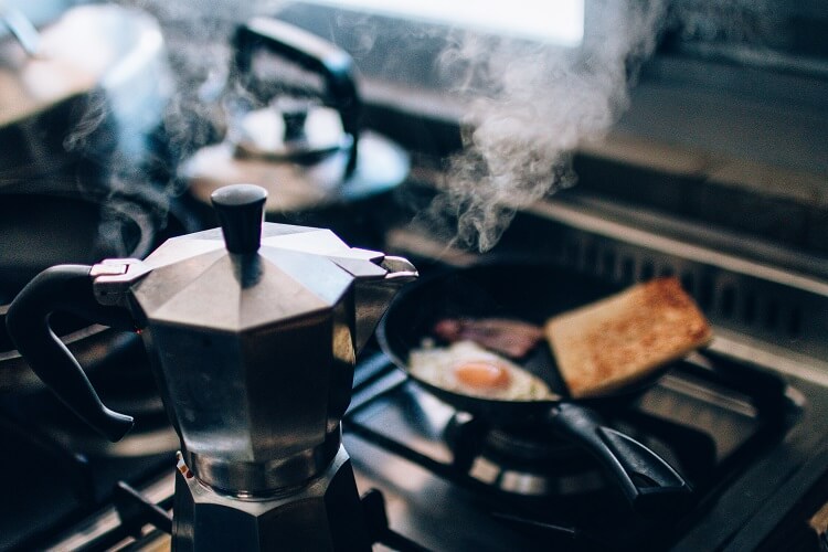 Preparação de café na cozinha