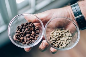 comparação grãos de café cafeinado e descafeinado.