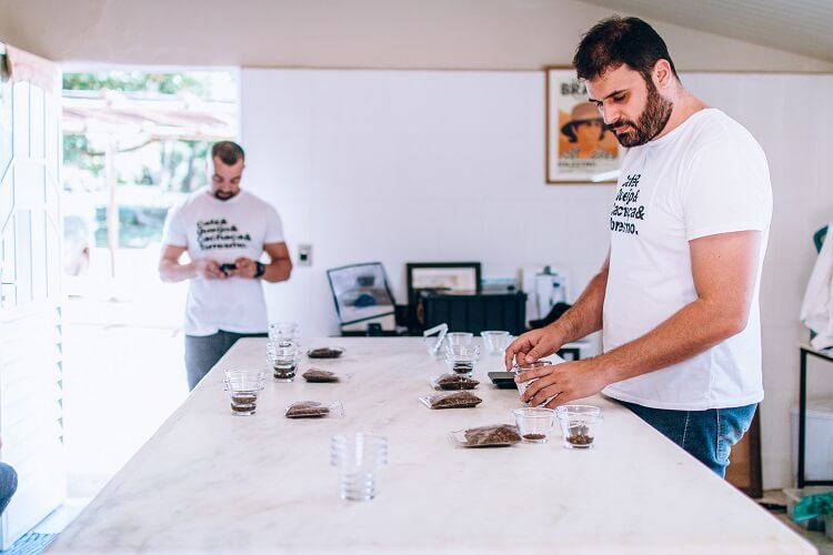 Homem analisando café