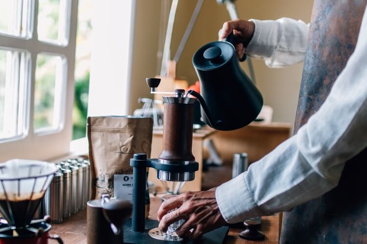 Homem fazendo café