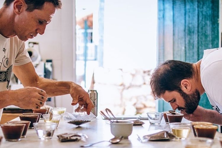 Homens fazendo cupping