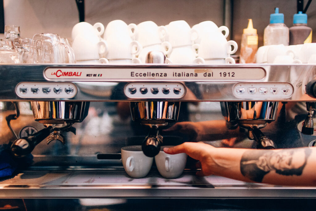 Máquina de espresso com xícaras brancas em cima